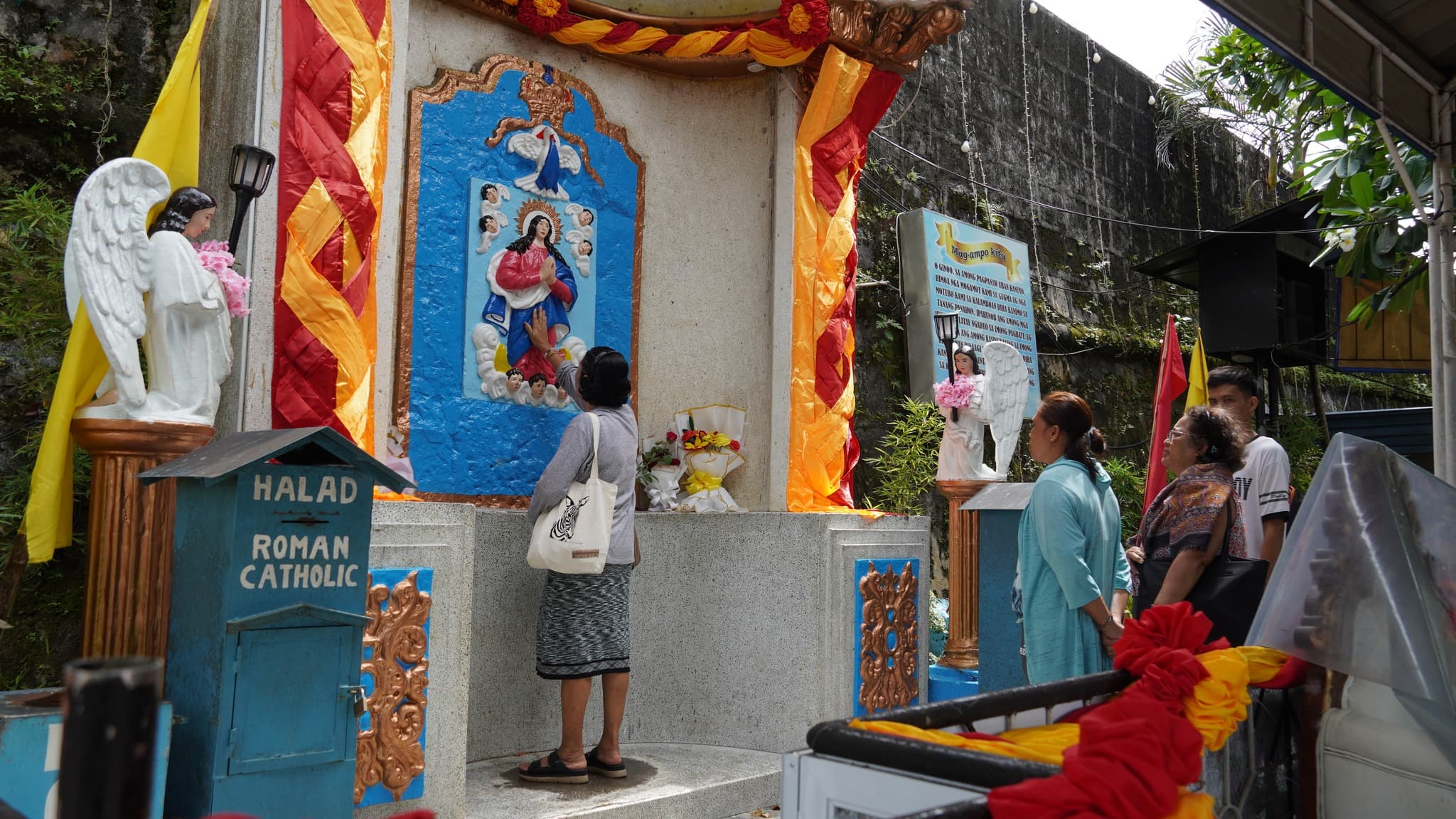 Ozamiznons at a neighbourhood shrine